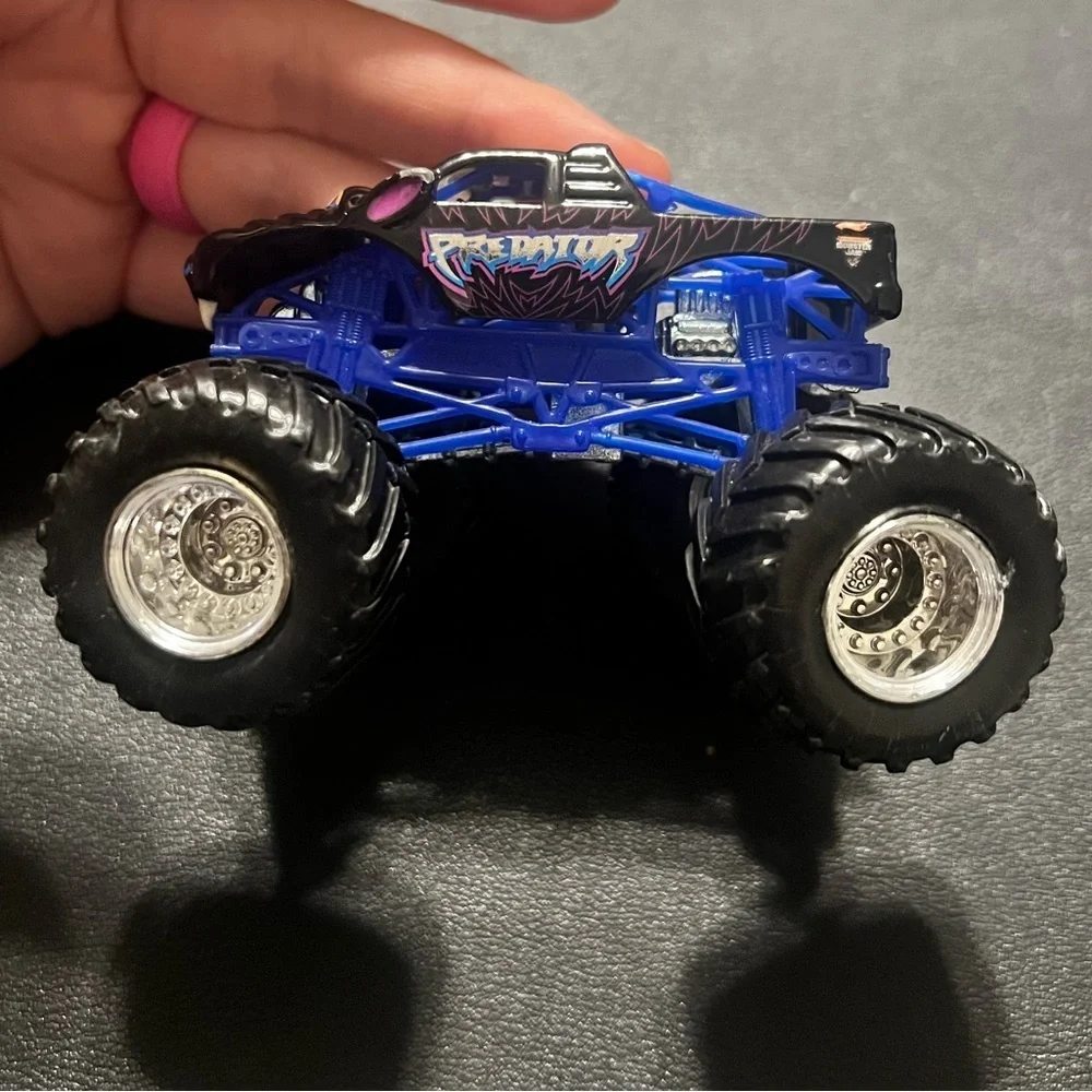 Hot Wheels Monster Jam Predator 1:64 Scale Die Cast Truck